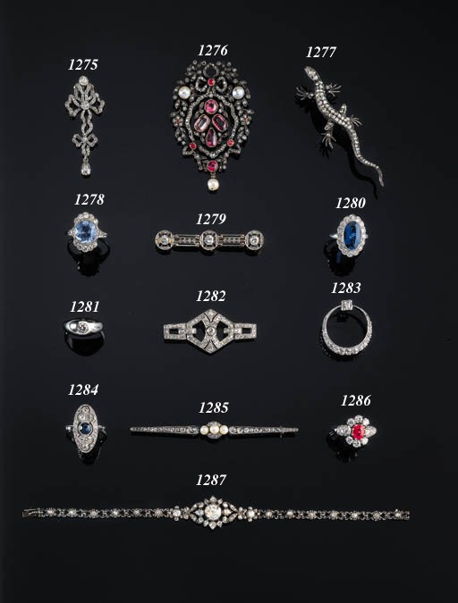 AN ART DECO DIAMOND BROOCH