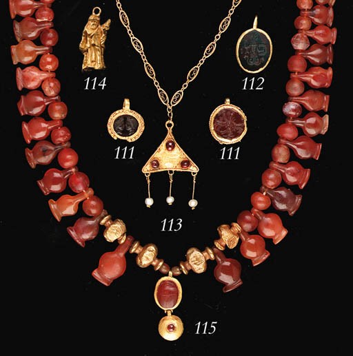 A NEW KINGDOM GOLD AND CARNELIAN NECKLACE