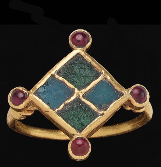 A MEROVINGIAN GLASS AND GARNET GOLD FINGER RING