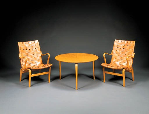 A PAIR OF LAMINATED-BEECH 'EVA' LOUNGE CHAIRS AND TABLE