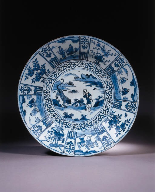 A rare Chinese late Ming blue and white 'kraak porselein' charger