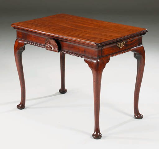 A GEORGE II MAHOGANY CENTRE TABLE