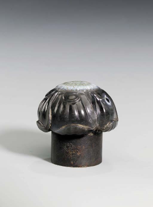 A MUGHAL CARVED AGATE TERMINAL