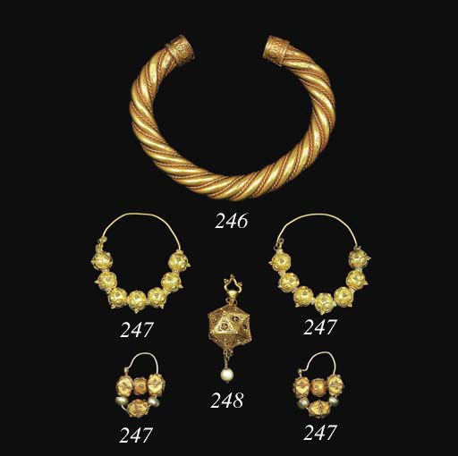 A GOLD FILIGREE EARRING