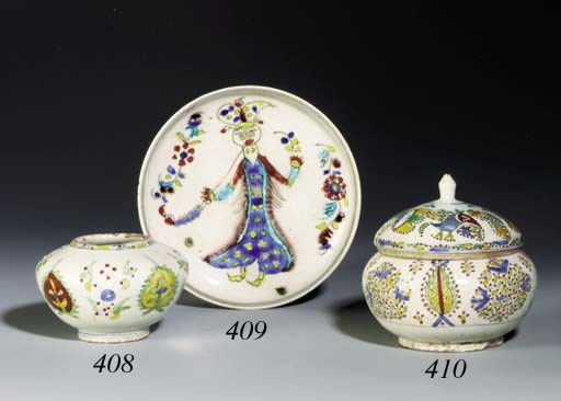 A KUTAHYA POTTERY TEAPOT WITH ASSOCIATED COVER