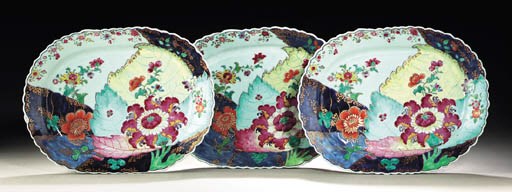 A SET OF THREE TOBACCO LEAF PLATTERS