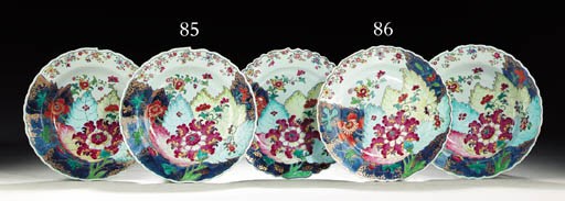 A SET OF TWELVE TOBACCO LEAF SOUP PLATES