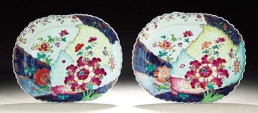 A PAIR OF TOBACCO LEAF PLATTERS