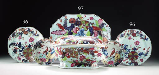 A PAIR OF TOBACCO LEAF PUDDING DISHES AND A PAIR OF 'PSEUDO TOBACCO LEAF' PLATES