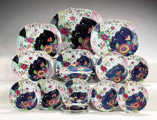 A TOBACCO LEAF DINNER SERVICE