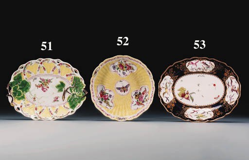 A Worcester yellow-ground junket-dish