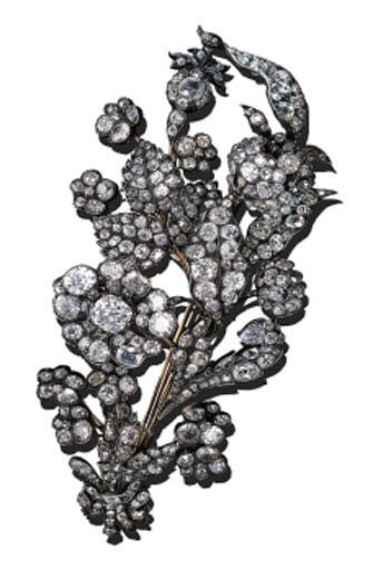 AN ATTRACTIVE DIAMOND FLOWERSPRAY BROOCH
