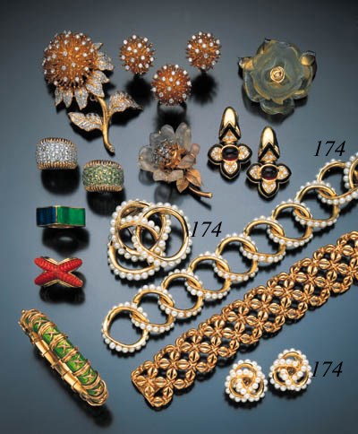 SUITE OF YELLOW GOLD AND CULTURED PEARL JEWELRY