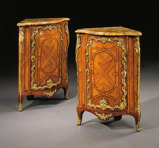 A PAIR OF LOUIS XV/XVI ORMOLU-MOUNTED TULIPWOOD, AMARANTH AND PARQUETRY ENCOIGNURES