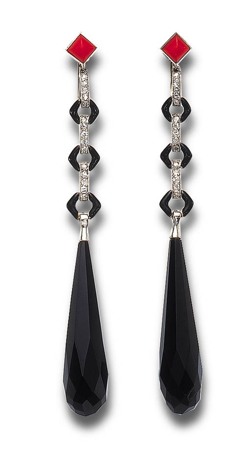 AN ELEGANT PAIR OF ART DECO DIAMOND, CORAL, BLACK ONYX AND BLACK ONYX EAR PENDANTS