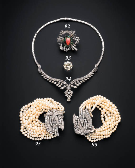 A DIAMOND PENDANT NECKLACE