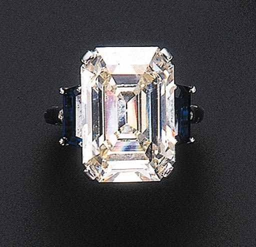 AN ELEGANT DIAMOND AND SAPPHIRE RING