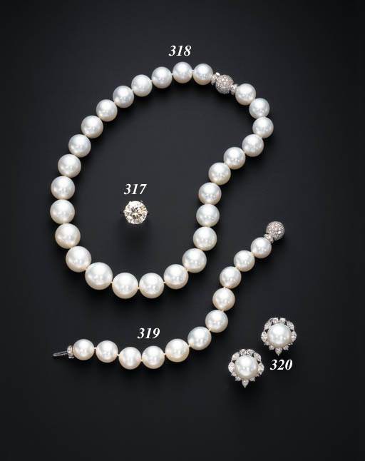 A CULTURED PEARL BRACELET