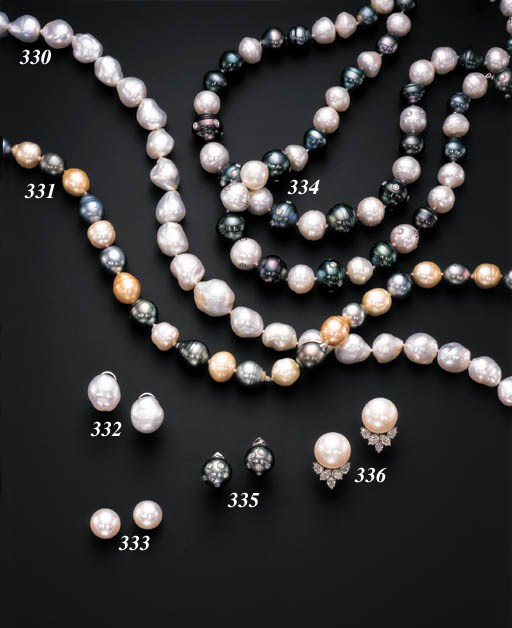 A SINGLE STRAND CULTURED PEARL NECKLACE