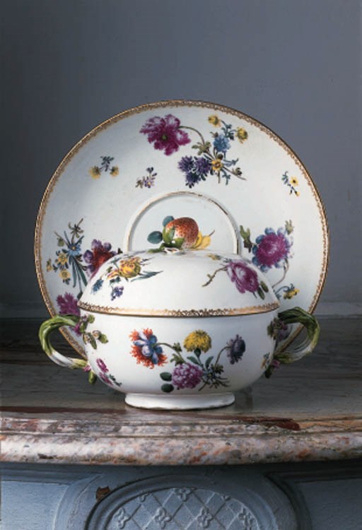 A Meissen écuelle, cover and stand