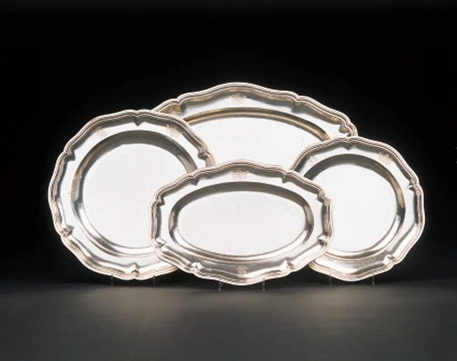 DEUX PLATS RONDS ET DEUX PLATS OVALES EN ARGENT