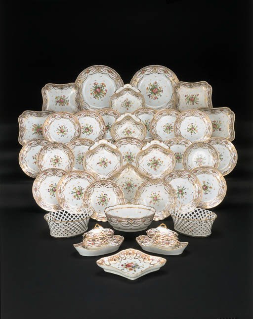 PARTIE DE SERVICE DE TABLE COMPOSITE EN PORCELAINE FRANCAISE DE LA FIN DU XVIIIème SIECLE