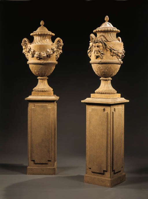 PAIRE DE VASE COUVERTS
