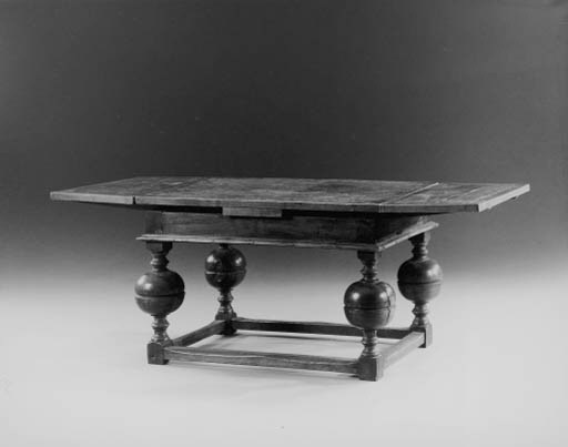 A DUTCH BAROQUE ELM DRAW-LEAF TABLE