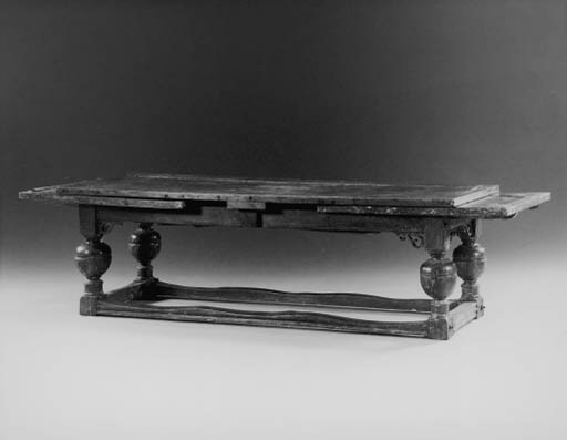 A DUTCH BAROQUE OAK DRAW-LEAF TABLE