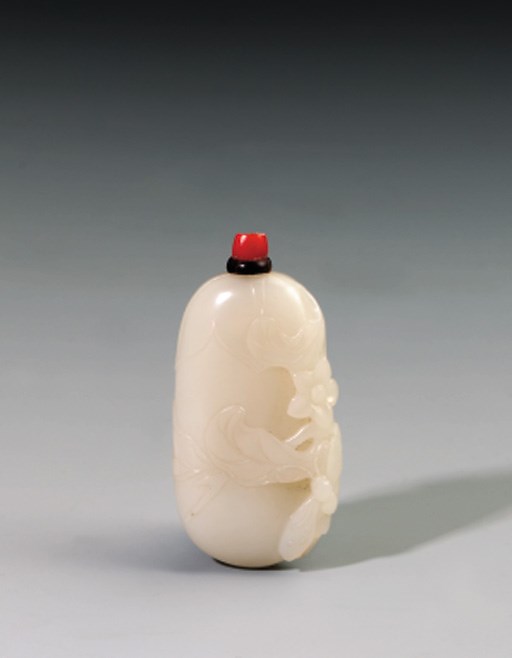 A WHITE JADE SNUFF BOTTLE