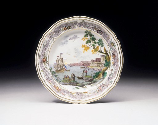 A CAPODIMONTE (CARLO III) HEXAFOIL DISH
