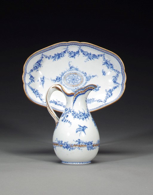 A VINCENNES EWER AND BASIN (BROC 'ROUSSEL' ET JATTE 'OVALE')