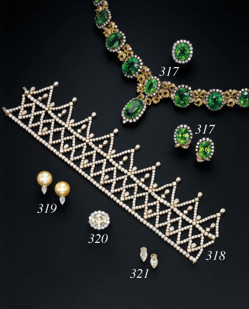 A PAIR OF GOLDEN SOUTH SEA CULTURED PEARL AND DIAMOND EARCLIPS