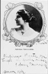 KRUSCENISKI, Salomea (nome d'arte di Salomea Kruszelnicka, 1872-1953). Bella fotografia al recto di cartolina postale (mm 130 x 90) dell'affascinante cantante esotica (era originaria della Galizia) che mieté vittime fra i fans italiani (anche in senso non metaforico: per lei si uccise il poeta Manfredini). La foto, impaginata con cornicetta liberty, è ornata dal seguente pensierino autografo: "Rimpiango l'arte dei tempi della grecia antica". Data (Genova 1904) e firma pure autografe.