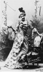 VINENT, Maria. Fotografia della cantante in abito di scena (Milano, Varischi Artico & C.), con data (Lisbona 1904) e firma autografe al recto e indirizzo pure autografo al verso.