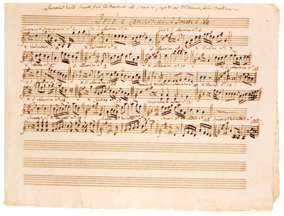 (Vivaldi) RACCOLTA MUSICALE CALORI-PROVANA-BALLIANI. Magnifica, ampissima raccolta di manoscritti musicali, per lo più settecenteschi, appartenuti alla famiglia Calori-Provana-Balliani di Vignola Monferrato, in Piemonte (schiatta di antico lignaggio, attestata già nel XII secolo).Si tratta di un fondo di straordinaria importanza storico-musicale, in quanto comprendente copie coeve, per lo più complete di tutte le parti originali, di una gran quantità di composizioni del tutto sconosciute e inedite, dei massimi musicisti attivi in Italia tra la metà e la fine del Settecento: da Vivaldi a Sammartini, da J.C. Bach e J.A. Hasse a Eichner e Alberti, da Somis a Tartini, da Galuppi a Viotti, da Piccinni a Cimarosa. Alla corte del Monferrato fioriva evidentemente - come riportano del resto le testimonianze, già nel XVII secolo - una ricca attività musicale, e i Calori-Provana-Balliani commissionavano di continuo, ai loro copisti di fiducia, il reperimento di nuova musica; la particolare situazione geografica del piccolo paradiso musicale piemontese -  vera e propria enclave sonora... - portò al singolare paradosso di un relativo isolamento culturale (che spiega come mai la stragrande maggioranza delle composizioni di questo repertorio non sia attestato altrove) associato a un gusto spiccatissimo per la maniera musicale più moderna del tempo. A ben vedere, infatti, la musica commissionata da Vignola Monferrato fa per lo più riferimento all'orizzonte del grande rinnovamento delle forme della musica orchestrale che, com'è noto, segna in profondità quell'epoca: gusto lombardo e gusto veneto, soprattutto, si incontrano e si combinano, formando una sorta di koinè padana: alla quale guardarono con particolare interesse i più importanti compositori transalpini della generazione immediatamente successiva (primi fra tutti, Haydn e il giovane Mozart); eloquenti le presenze, nel nostro corpus, di autori come Hasse e soprattutto Johann Christian Bach, rampollo del grande Johann Sebastian. Proprio J. Ch. Bach, insieme al pure ampiamente rappresentato Sammartini, costituisce infatti un fondamentale anello di congiunzione tra i modi della grande stagione barocca e quelli dell'incipiente classicismo europeo. È significativo, per esempio, che la presenza in assoluto più prestigiosa del nostro lotto, quella dell'importante inedito di Antonio VIVALDI, sia rappresentata non con uno dei suoi tipici concerti per strumento solista, bensì con una composizione "sinfonica" (intendendo con il termine, naturalmente, una sinfonia da camera): cioè un pezzo da concerto, indipendente da un possibile utilizzo teatrale (in guisa di "ouverture" o intermezzo). Importantissima anche la presenza di un gruppo di composizioni, sinora del tutto sconosciute, che rifunzionalizzano antichi strumenti musicali (quali il salterio, l'arciliuto o il mandolino lombardo, il cosiddetto "armandolino") che, nel contesto invece spiccatamente modernistico di questo repertorio (per quanto attiene a forme e strutture), figurano quali presenze "archeologiche", utilizzate cioè con un gusto, per così dire, "esotistico" (che sa già, quasi, di romanticismo...).
Oltre alle circa OTTANTA COMPOSIZIONI presenti, tutte in copia manoscritta d'epoca (diverse le mani di copista; spesso figura invece la stessa mano che redige in bella grafia l'intestazione del brano per la coperta esterna, evidentemente in vista della conservazione e catalogazione), figura un altro importantissimo documento, la Memoria delle Sonate, Trio, ed Overture che si trovano presso di me, redatta da Gio[vanni] Franc[esco] Calori Balliani: si tratta di un vero e proprio incipitario, o catalogo tematico, che descrive tutto un altro settore del fondo musicale di Vignola Monferrato (purtroppo non conservato): con opere, di Sammartini e altri autori, a loro volta per lo più inedite e sconosciute (ma in altri casi invece attestate come anonime o anepigrafe). Si tratta di un decisivo punto di contatto filologico e documentario, fra il finora sconosciuto universo musicale piemontese, ora riscoperto, e il resto della vita musicale italiana del periodo. Si elencano di séguito i brani più notevoli, fra quelli compresi in questa straordinaria collezione: Antonio VIVALDI (1678-1741), Improvisata (nella coperta esterna, che reca anche, in calce, due battute di Incipit, Ouverture del sig.r Vivaldi), sei pagine 4o (più una pagina di frontespizio con la dizione Improvisata Del Sig.or Vivaldi, presumibilmente - come pure altre scritte analoghe in testa a fascicoli delle singole composizioni di questa raccolta - autografa: verosimilmente apposta di pugno dal Prete Rosso in guisa di firma, al momento dell'invio della copia ai committenti gentiluomini piemontesi), suddivise in due movimenti: un Allegro sfrenato seguito da un breve Finale, minuetto di tempo alquanto spedito (manca invece il movimento lento). Si tratta di un'aggiunta più che notevole al catalogo del compositore veneziano: in occasione della sua prima esecuzione moderna (Budapest, Istituto Italiano di Cultura, 21 aprile 1999), e poi della "prima" italiana (Venezia, Fondazione Giorgio Cini, 4 settembre 1999), il massimo specialista vivaldiano, Michael Talbot, l'ha descritta in questi termini: "Il suo stile, come anche quello di altre composizioni presenti nella stessa raccolta, è quello di una sinfonia da camera presentata spontaneamente come dono dal compositore all'originario proprietario: l'equivalente settecentesco di un 'foglio d'album' [...] Quest'unica fonte ci restituisce le parti del primo violino, del secondo violino e del basso; probabilmente vi era anche una parte per viola, ora perduta ma facilmente ricostruibile".
G. Matteo ALBERTI (1685-1751), Concertino per archi, con primo violino concertante, in si bemolle maggiore, dodici pagine 4o.
Andrea ZANI (1696-1757), Concerto a 4 (parti complete), ventotto pagine 4o obl. più quella di frontespizio (interessante in quanto si conclude con una fuga assai ben sviluppata: ben poco comune nella prassi compositiva italiana dell'epoca).
G. Battista SOMIS (1686-1763), Concerto a 4 in sol minore per violino e archi, diciotto pagine 4o obl. (importante concerto, sinora sconosciuto, di uno dei più grandi virtuosi di violino dell'epoca, massimo compositore piemontese).
Gerolamo LAURENTI (1678-1751), Concerto V.[iolino] Obbligato in sol maggiore, ventisette pagine 4o obl. più quella del frontespizio.
Giuseppe VALENTINI (1680-1759), Concerto a 4 per violino (o flauto), dodici pagine 4o obl. più quella di frontespizio (interessante opera di questo allievo di Arcangelo Corelli).
Antonio VIVALDI, Concerto in re maggiore, ventuno pagine 4o (è tra le pochissime opere èdite del lotto - F.I no 207 Fanna, ed. Ricordi - ma è di grande importanza in quanto copia d'epoca comprendente tutte le parti originali, complete).
Giuseppe TARTINI (1692-1770), Concerto, sei pagine 4o obl. più la pagina di frontespizio (solo la parte del violino principale; ma importante inedito tartiniano).
Giovambattista SAMMARTINI (1700-1775), Concerto [per] Violino Principale Obbligato, sei pagine 4o obl. più la pagina di frontespizio.
Ernest EICHNER (1740-1777). Quartetto 4o di Flauto, violino, viola e Basso, diciotto pagine 4o obl. più tre di frontespizi e intestazioni (manca la parte del flauto).
Giovambattista SAMMARTINI, Sonata per Armandolino in sol maggiore, sei pagine 4o obl. (di straordinario interesse organologico, come accennato in precedenza, per la presenza dell'"Armandolino": cioè del mandolino di foggia lombarda, strumento già all'epoca desueto; seguono altre quattro sonate per armandolino, o mandolino, e basso: nello stesso stile e, anche se qui anonime, probabilmente attribuibili allo stesso SAMMARTINI).
Johann Adolf HASSE (1699-1783), Cantata con Flauto Traversier, "Fortuna Divitias auferre, non animum potest", trentaquattro pagine 4o obl. (rarissima e inedita cantata del grande compositore, insegante di musica di Maria Teresa e delle figlie).
Domenico CIMAROSA (1749-1801), Aria, "Vanne a Morte" (partitura per orchestra, manca la parte del canto).
Domenico CIMAROSA, Aria, "sei vincitor, è vero (come sopra).
Niccolò PICCINNI, Cavatina "Se mai più sarò geloso" (dall'opera Alessandro nelle Indie), partitura completa.
Johann Christian BACH (1735-1782), Aria "Vil Trofeo d'un'alma ingrata", trenta pagine 4o obl. compl., più cinque pagine di frontespizi e intestazioni delle singole parti (partitura completa datata 1764).
Baldassarre GALUPPI (detto IL BURANELLO, 1706-1785), Aria "Perfida figlia ingrata" (solo la parte del violino).
Oltre alla musica settecentesca, figura nella raccolta anche una piccola ma scelta sezione di musica ottocentesca: si segnalano il Potpourri per contrabbasso e pianoforte di Carlo ANDREOLI (1840-1908), il Divertimento per contrabbasso e pianoforte di Gaetano CAMPOSTRINI (1831-1901) e soprattutto la Lamentazione del Venerdì Santo a tre voci, di Michele PUCCINI (1813-1864, padre di Giacomo: otto pagine 4o, con ogni probabilità autografe). Evidentemente nella piccola e armoniosa corte di Vignola Monferrato un qualche rampollo eccelleva nel più voluminoso fra gli strumenti ad arco.
In generale, tuttavia, questo fondo straordinario si segnala per l'eccezionale qualità di riscoperta, di vero e proprio spaccato, in un'epoca d'oro della nostra musica come il pieno Settecento. È assai raro, infatti, che d'un tratto appaiano tutte insieme tante composizioni nuove, di stile scelto e così compatto e coerente. Questo autentico tesoro subalpino, dunque, potrà consentire di riscrivere parte non trascurabile della nostra storia musicale.
	 (80)