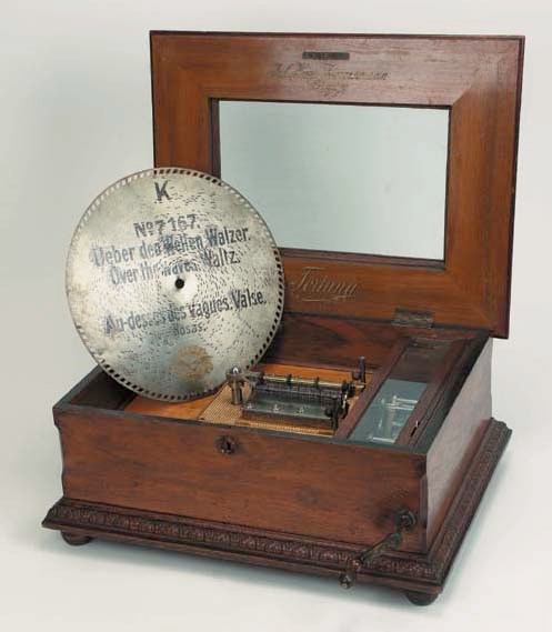 A 14½-inch Fortuna disc musical box,