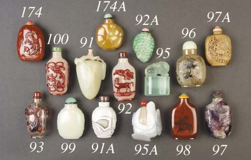 A Chinese thumb-print snuff bottle