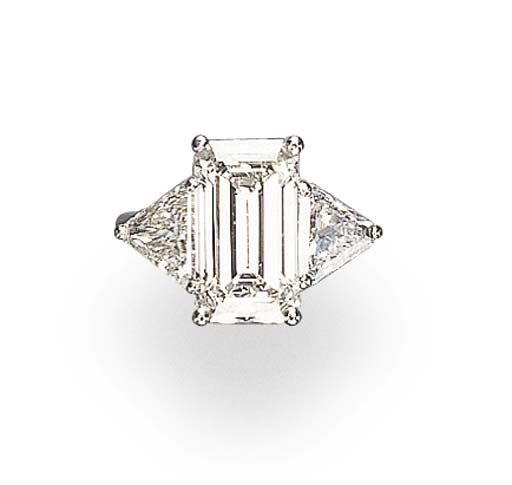 A SINGLE-STONE DIAMOND RING