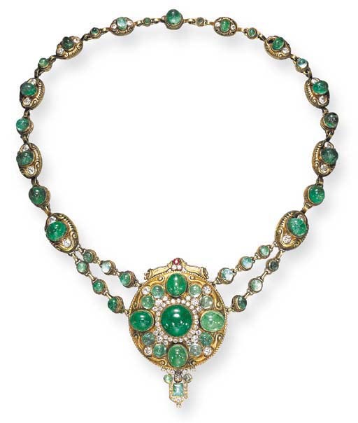 AN ATTRACTIVE ARTS AND CRAFTS EMERALD, DIAMOND AND GOLD NECKLACE