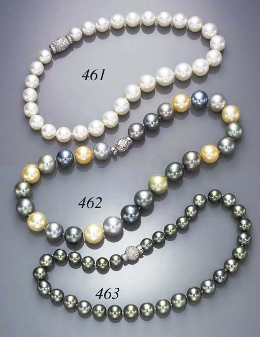 A SINGLE-STRAND BLACK CULTURED PEARL NECKLACE