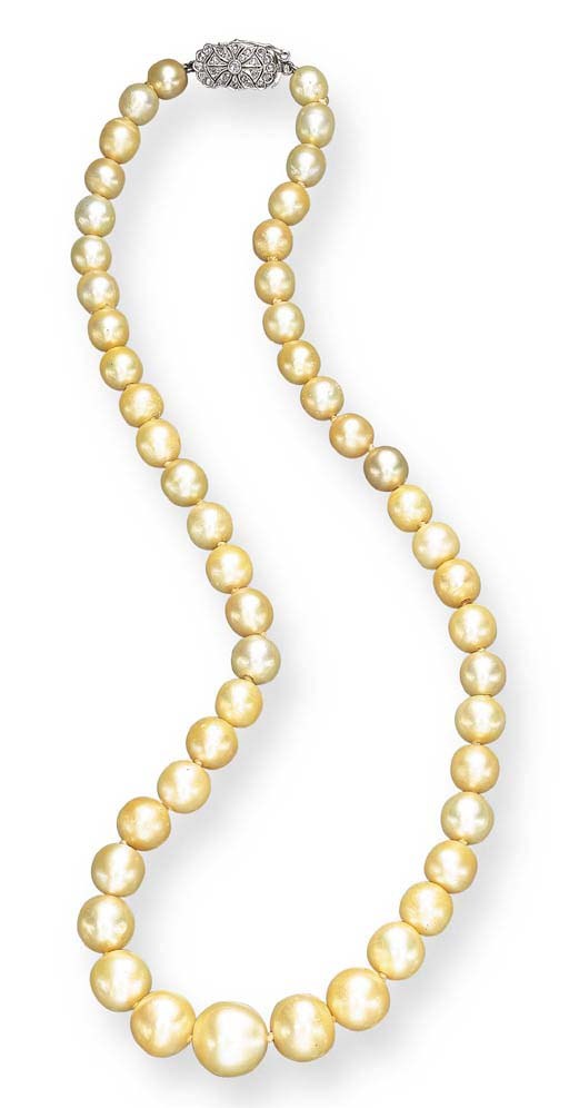 A SINGLE-STRAND NATURAL PEARL NECKLACE