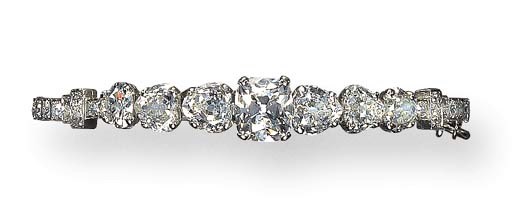 A DIAMOND BANGLE BRACELET