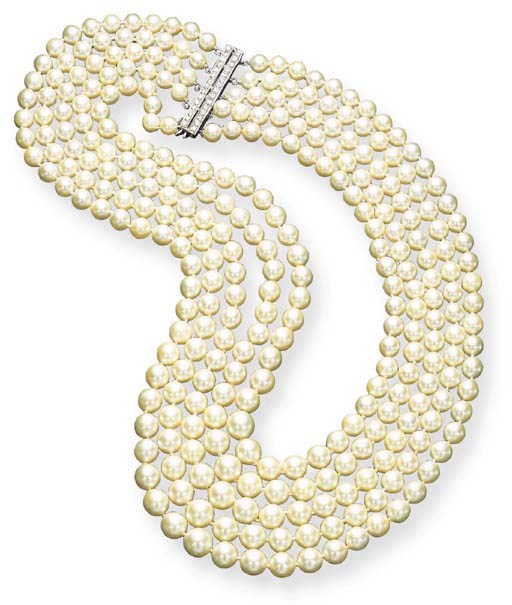 A MULTI-STRAND CULTURED PEARL NECKLACE