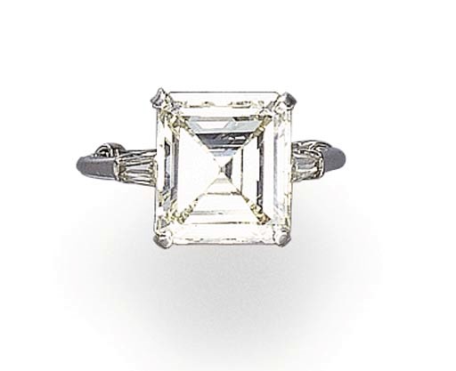 A SINGLE-STONE DIAMOND RING
