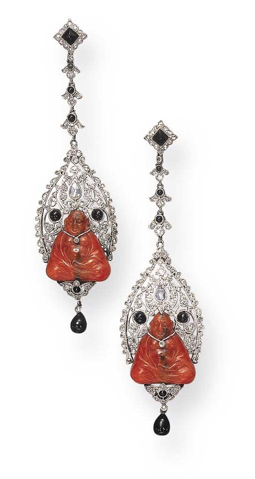 A PAIR OF ATTRACTIVE ART DECO DIAMOND EAR PENDANTS