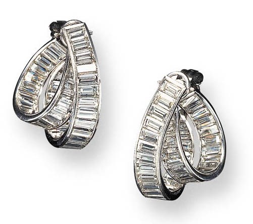 AN ELEGANT PAIR OF DIAMOND EAR CLIPS