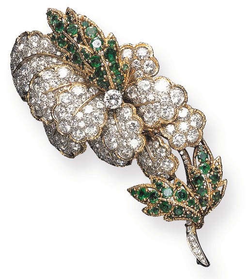 AN ATTRACTIVE DIAMOND AND EMERALD SPRAY BROOCH