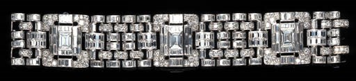 AN ATTRACTIVE ART DECO DIAMOND BRACELET