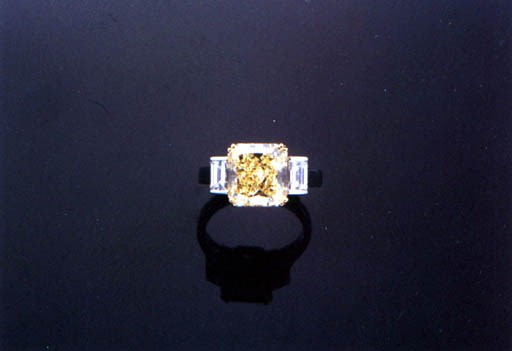 A SINGLE-STONE FANCY LIGHT YELLOW DIAMOND RING